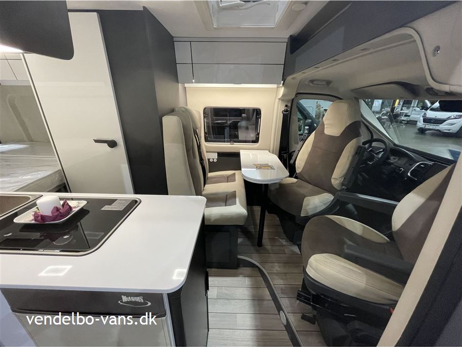 McLouis Menfys Van 1